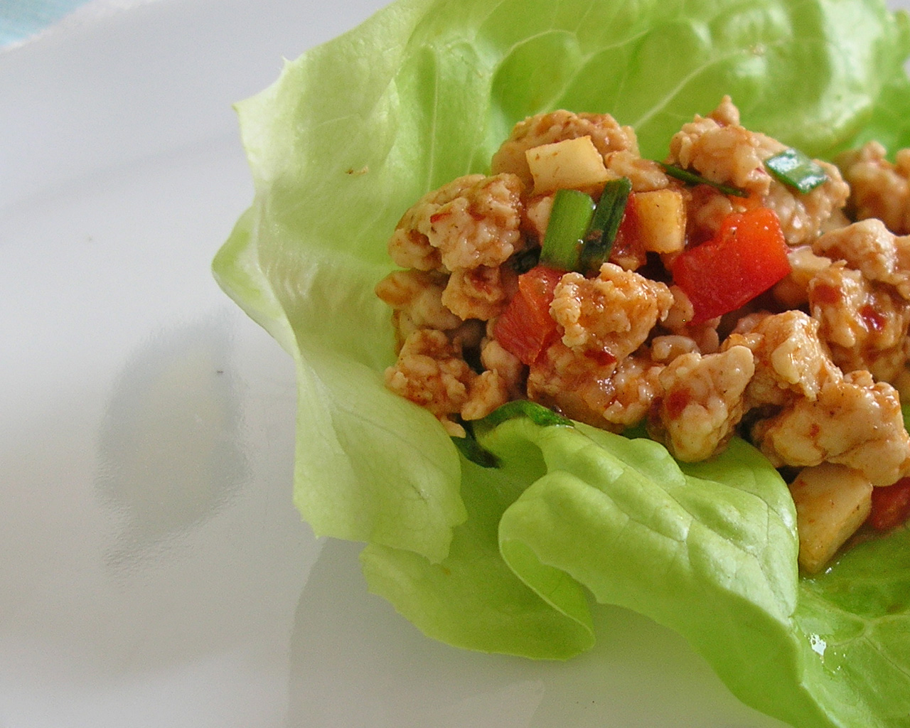 Minced pork with water chestnut in lettuce cups